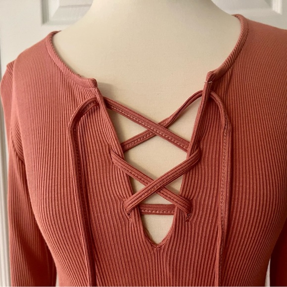 Woman’s Hollister Long Sleeve Top - Picture 4 of 12